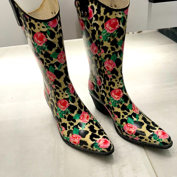 Nomad rubber boots ! Very classy way to walk in the rain ! - Picture 2 of 6